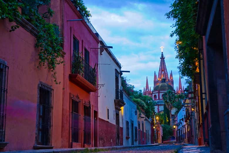 Ruas de San Miguel de Allende ao anoitecer