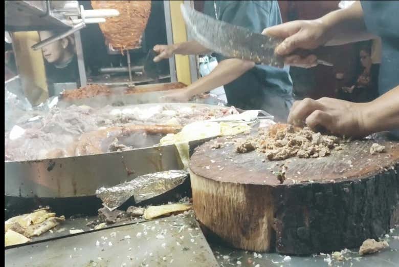 Visitando diferentes puestos de comida callejera
