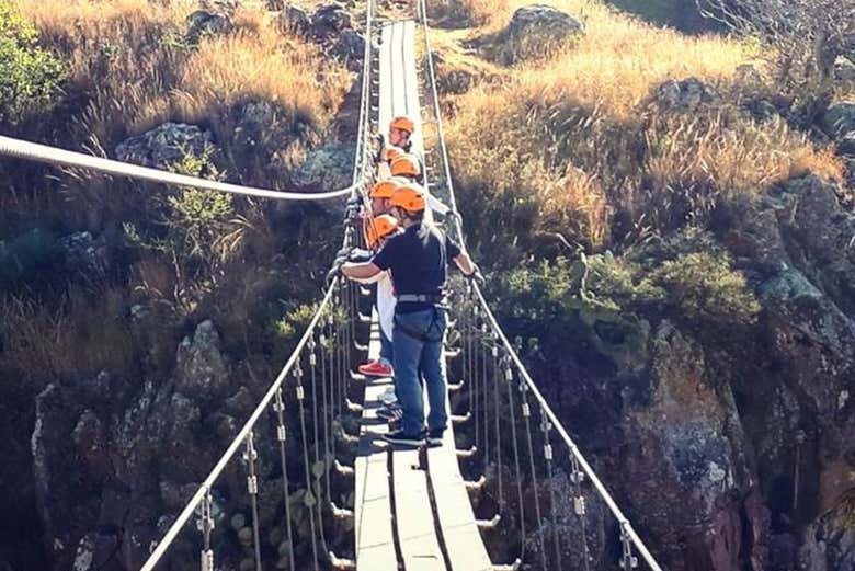 Pasando por el puente colgante