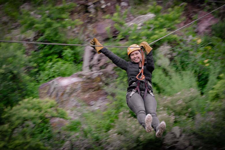 Disfrutando del descenso en tirolina