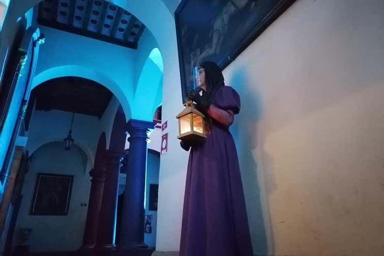 Por uno de los pasillos del museo