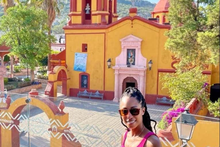Una chica ante la Iglesia de Bernal
