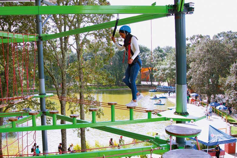 Pasando por los circuitos de aventura del parque