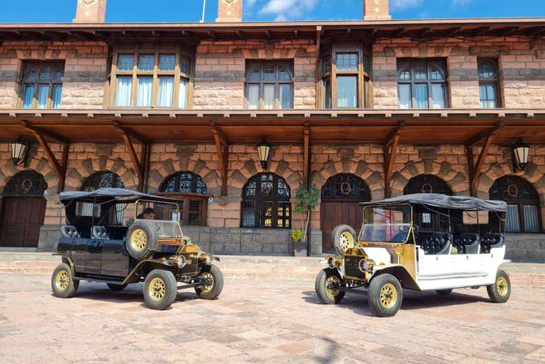 Coches clásicos en la Antigua Estación del Ferrocarril