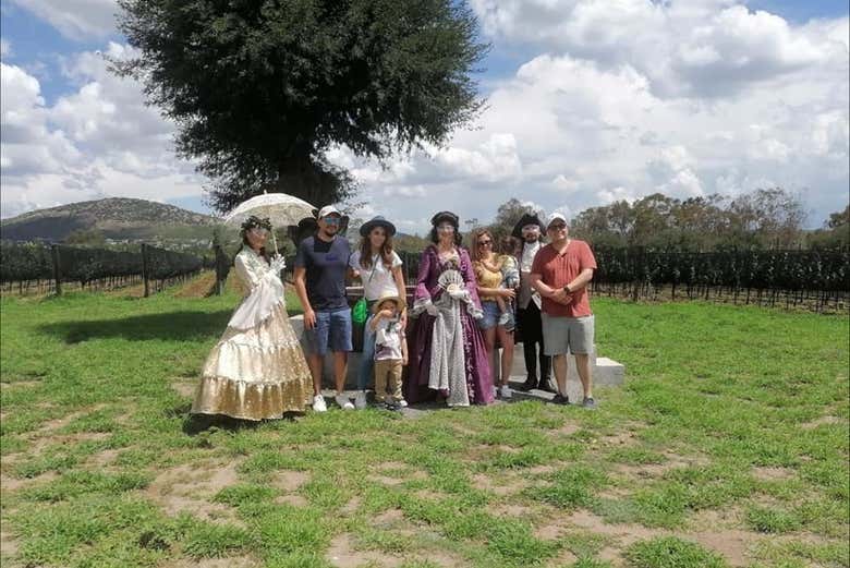 Posando con los personajes de época