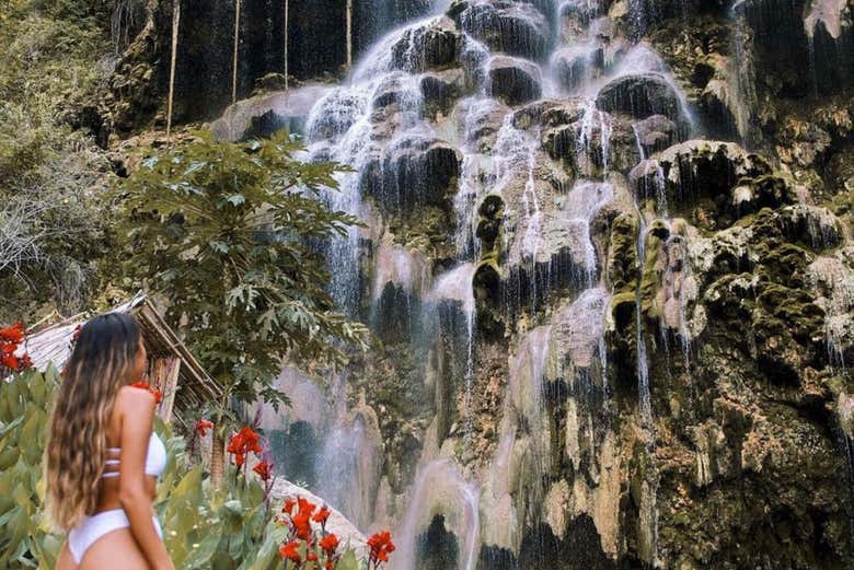 Posando junto a una cascada