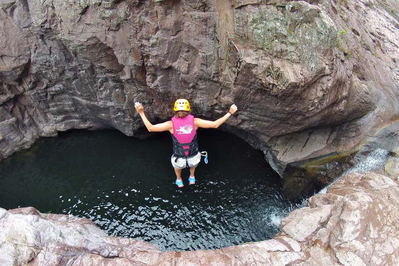 Salto na descida do cânion
