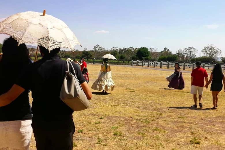 Siguiendo a los personajes por la hacienda