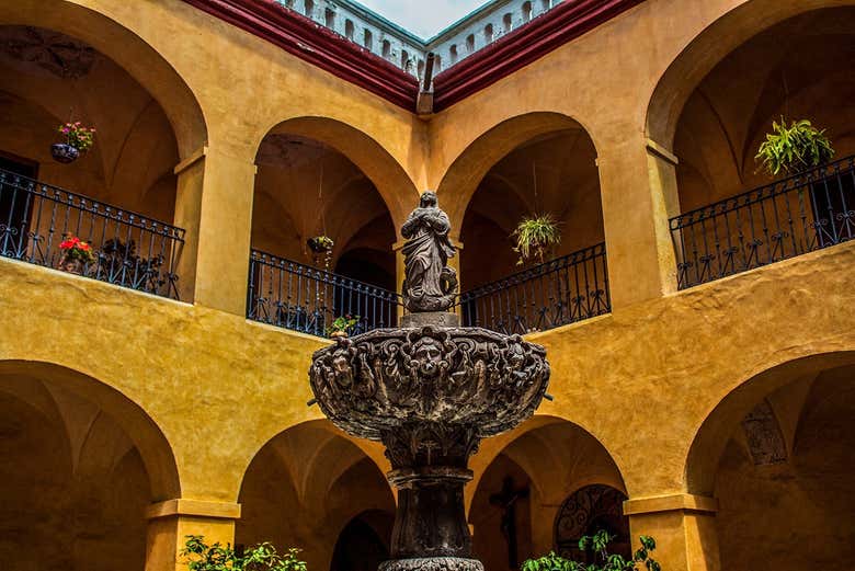 O pátio de águas do Convento da Santa Cruz