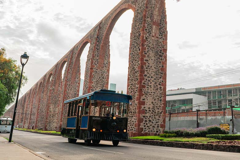 Tranvía junto al Acueducto de Querétaro
