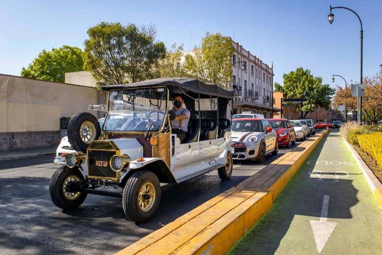 Disfrutando del tour en coche clásico