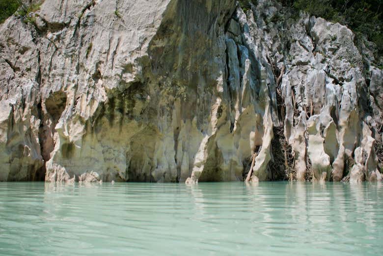 Desfiladeiro de rocha branca do rio Tampaón