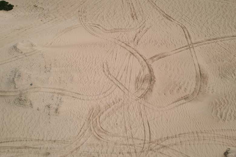 Marcas en la arena de la playa Dunas Doradas