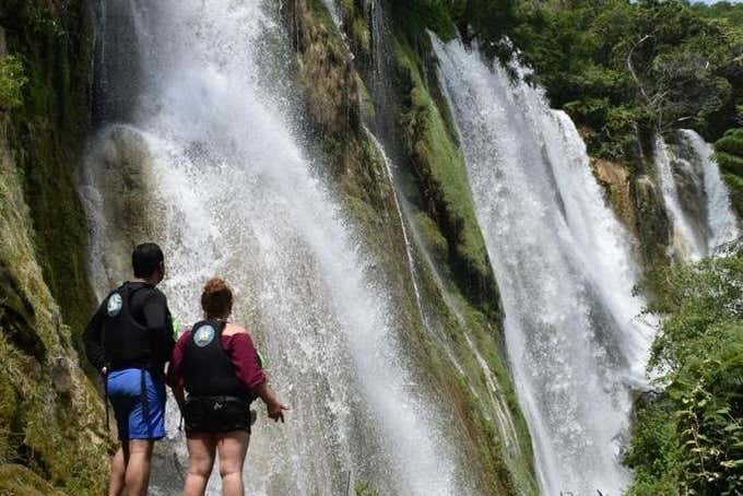 Contemplando las cascadas