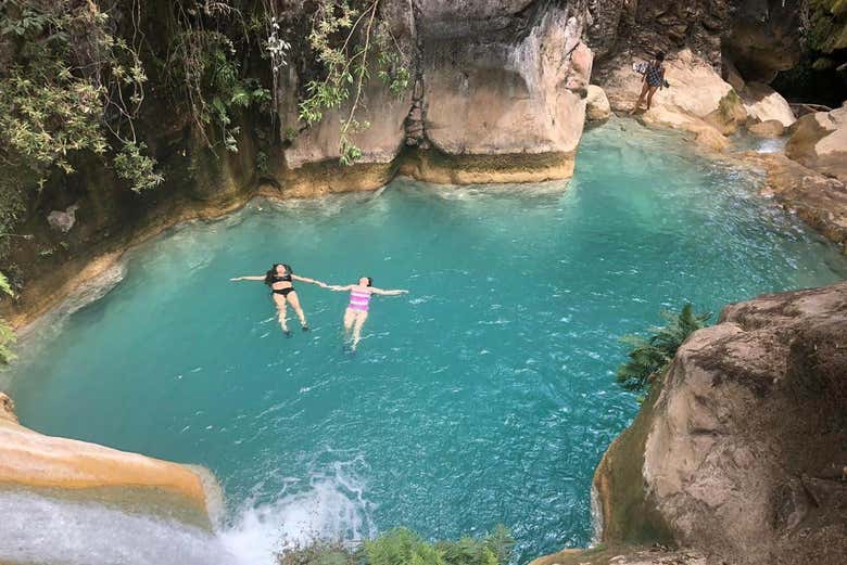 Flotando en las Pozas Azules de Atzala