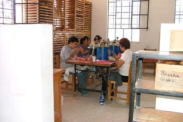 Um grupo desfrutando da oficina de prata