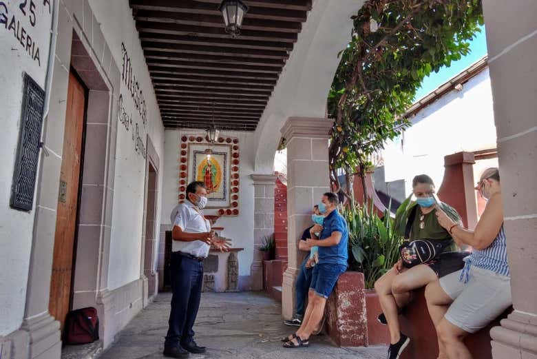 Escuchando las explicaciones del guía