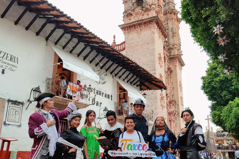 Foto con todos los personajes del tour teatralizado