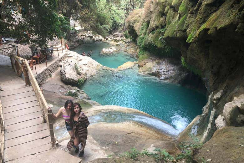 Con las Pozas Azules de Atzala de fondo