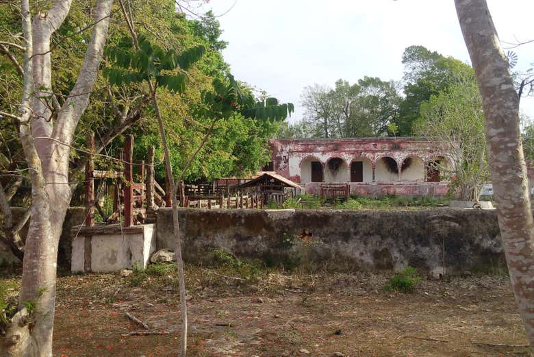 Edificio colonial en la selva 