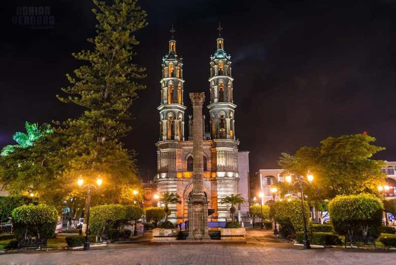 Explorando la plaza de armas y su entorno