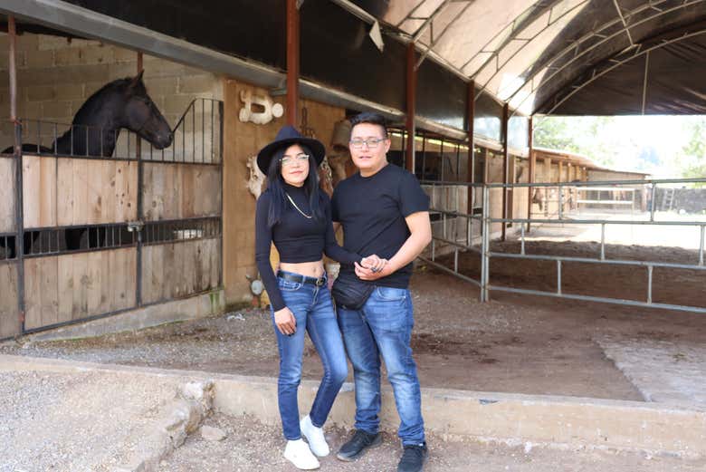 ¡Todo listo para empezar el paseo a caballo!