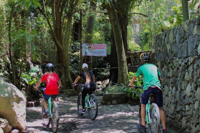 Grupo comenzando la ruta en bici