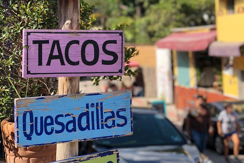 Un par de carteles en una calle de Tepoztlán