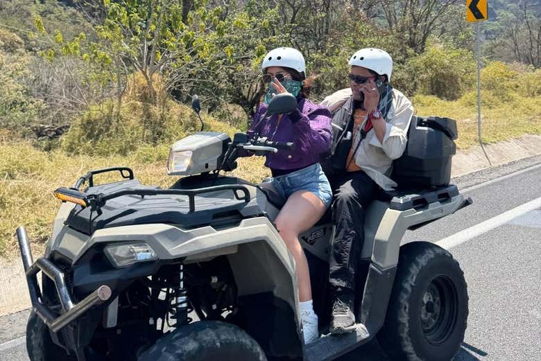 Pareja a bordo de un quad