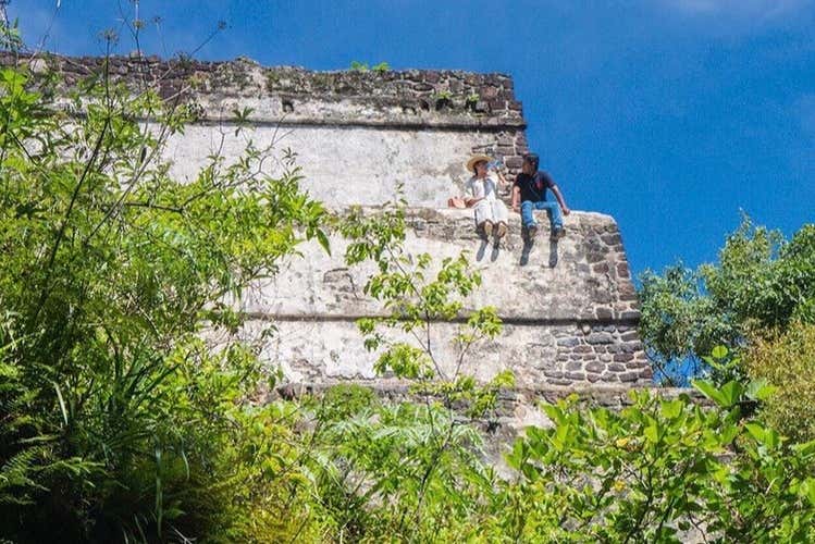Foto en pareja sobre las ruinas del yacimiento 