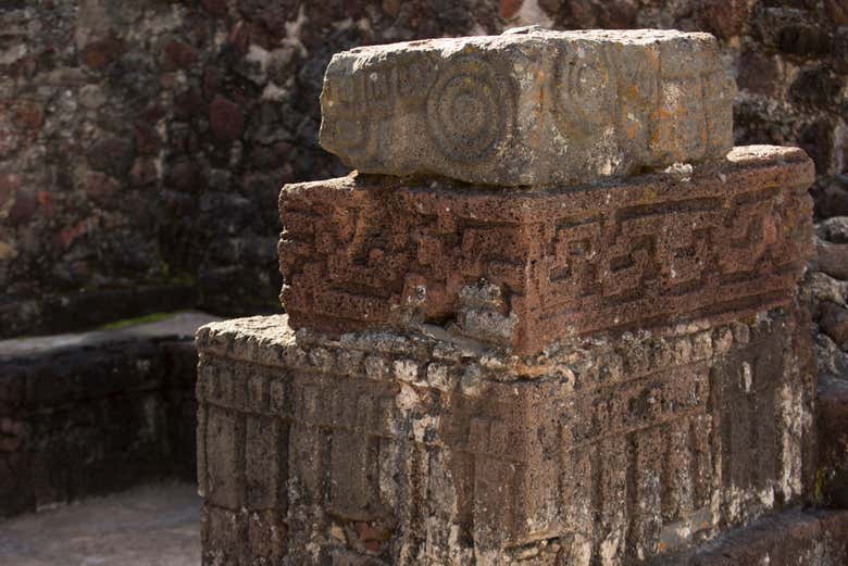 Detalles esculpidos en piedra