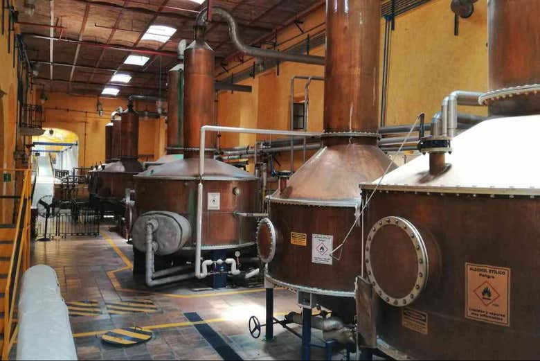 Una de las salas de la destilería