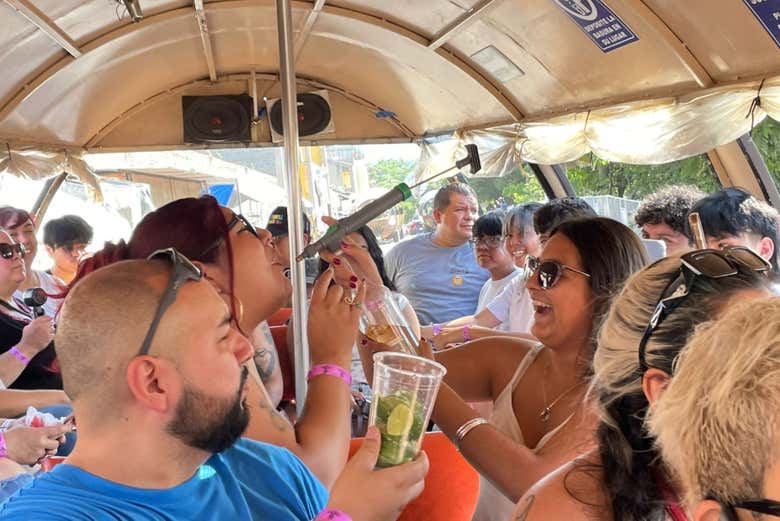 Fiesta a bordo del autobús barril