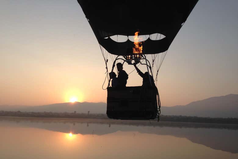 Contemplando el amanecer desde el globo