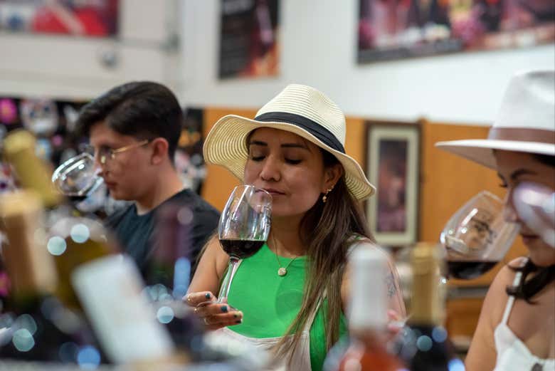 Disfrutando de los aromas del vino
