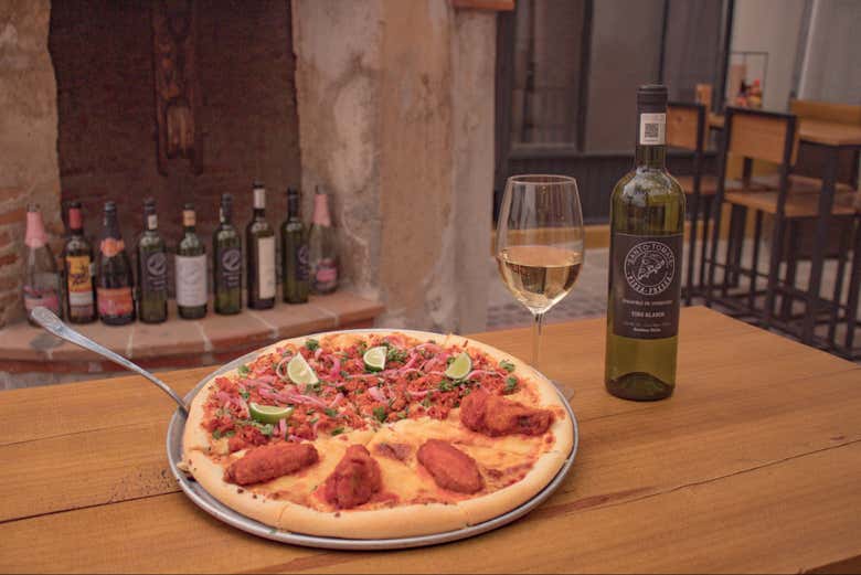 Una deliciosa pizza artesanal recién elaborada