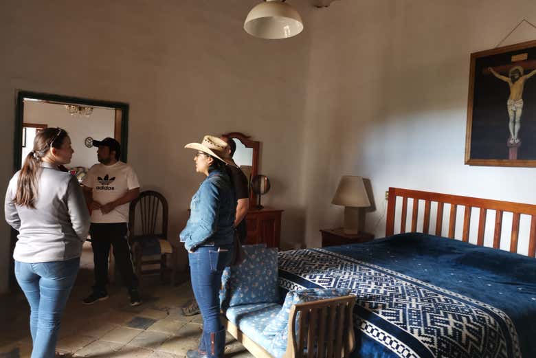 Atendiendo a las explicaciones del guía