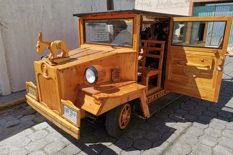 Um veículo curioso feito de madeira