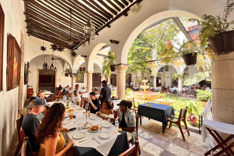 En el patio del restaurante colonial