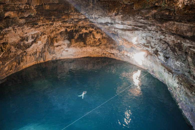 Nadando en el cenote maya oculto