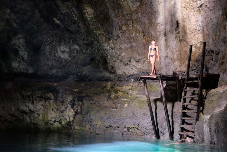 La plataforma en el cenote maya