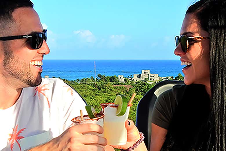 Brindando na Tulum Tower