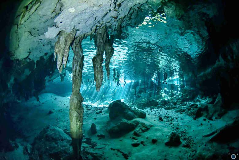 Grutas submarinas en el cenote Dos Ojos