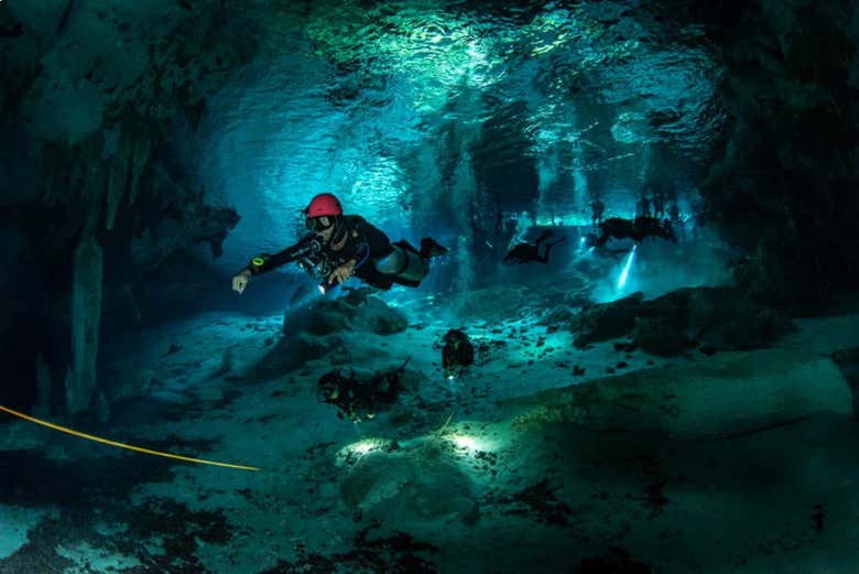 Submarinismo en el cenote Dos Ojos