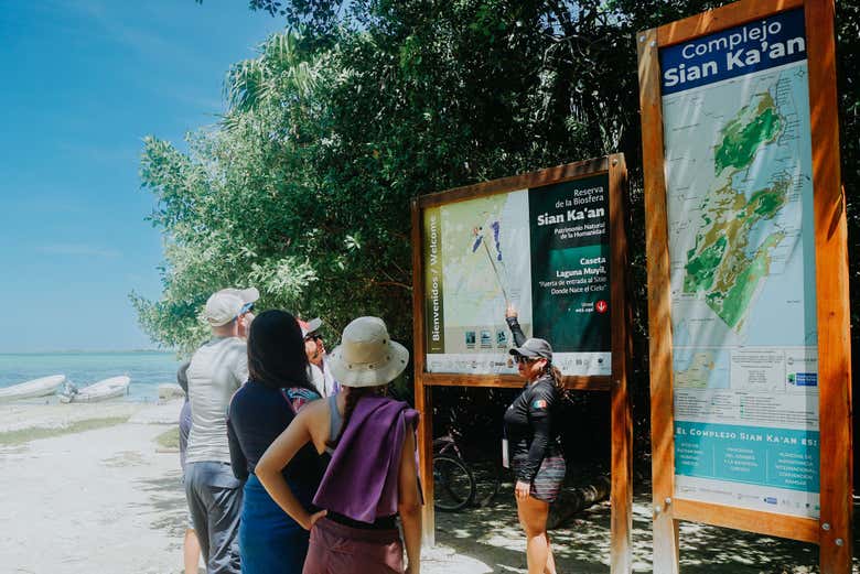 Junto a los carteles de Sian Ka'an