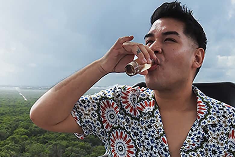 Tomando um shot em Tulum Tower