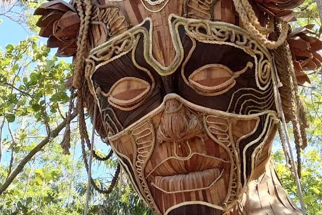 Detalles de la escultura Ven a la Luz