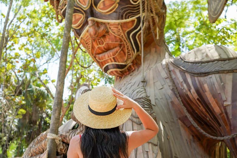 Admire the Ven a la Luz statue