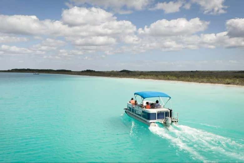 Sail along Lake Bacalar