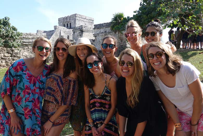 Photo de groupe avec les ruines de Tulum en arrière-plan